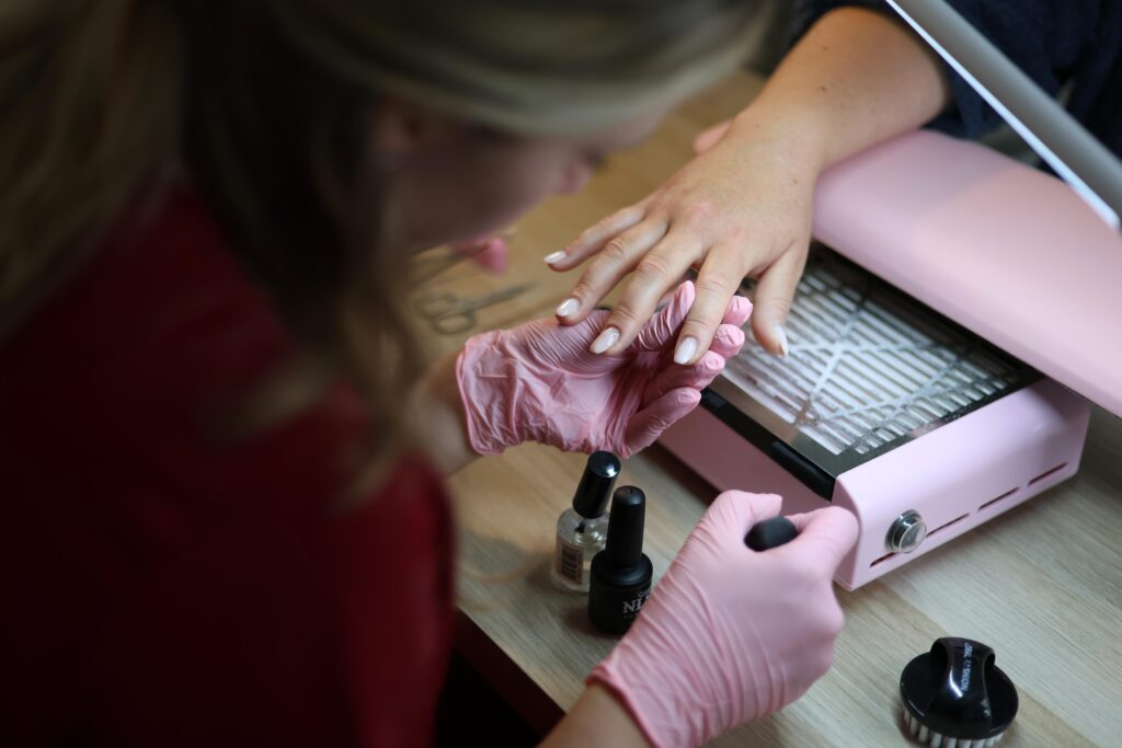 Vernis à ongles colorés et tendance Emma Nails prothésiste ongulaire Belfort 68